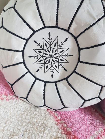 Skinnpuff fra Marokko | Hvit med svart