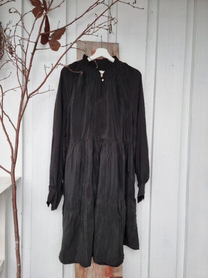 Ines Noir Silk Dress 1 | Sissel Edelbo - Bilde 3