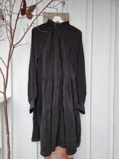 Ines Noir Silk Dress 1 | Sissel Edelbo - Bilde 4