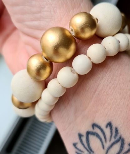 Bead 4 | Armbånd av treperler