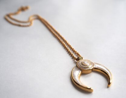 Blush Pearl Moon | Halskjede med halvmåne