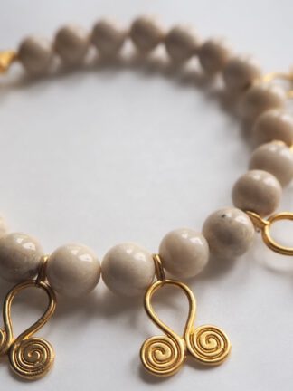 Charm 4 | Armbånd lagd av howlitt-steiner