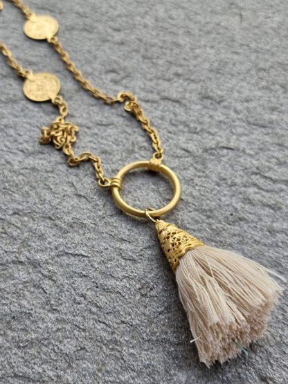 Gold Big Tassel Necklace | Halskjede med stor lys beige dusk 1