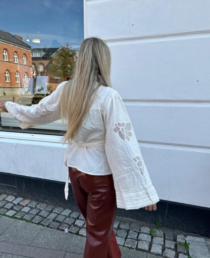 Winfrey Wrap Top | Omslagstop i organisk bomull - Bilde 3
