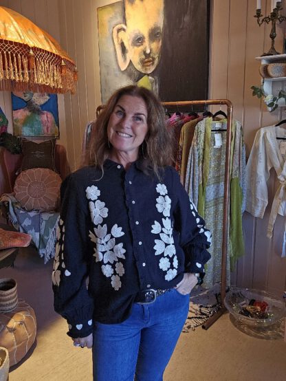 Rae Shirt Black, bluse fra Sissel Edelbo i 100% organisk bomull - Bilde 6