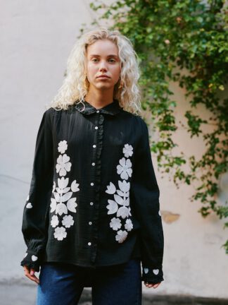 Rae Shirt Black, bluse fra Sissel Edelbo i 100% organisk bomull