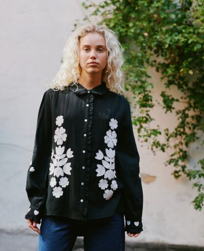 Rae Shirt Black, bluse fra Sissel Edelbo i 100% organisk bomull