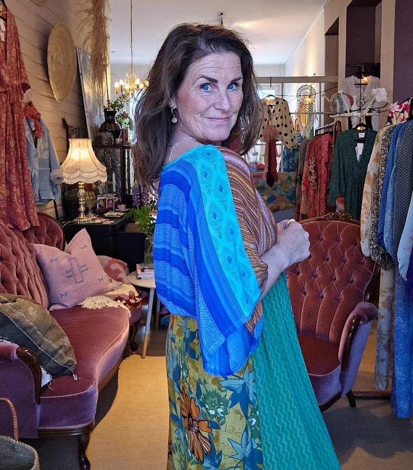 Tithonia T-Dress Mix, lang kjole i 100% silke fra Sissel Edelbo - Bilde 2